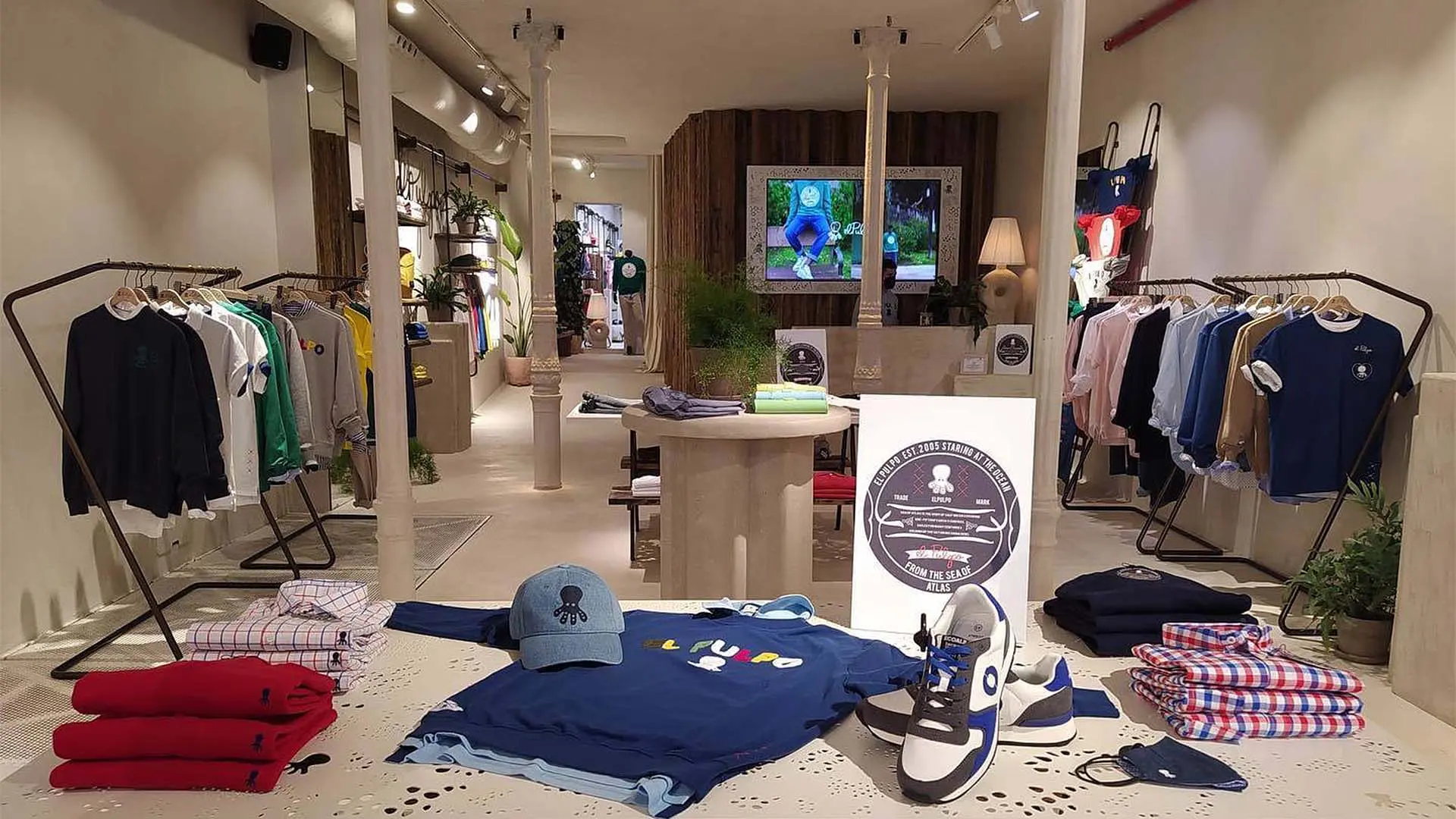 Zona de mostrador con mobiliario de A Vida en la flagship store de elPulpo